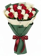 Букет Микс из красных и белых роз в Черском