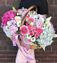Композиция солнечный день в Черском Цветочная композиция из Розы, Хризантемы, Пионы и Лизиантусы в корзине в Черском