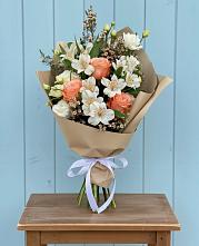 Букет цветов из:  Альстромерии, Лизиантусы, Розы и Хризантемы в Черском