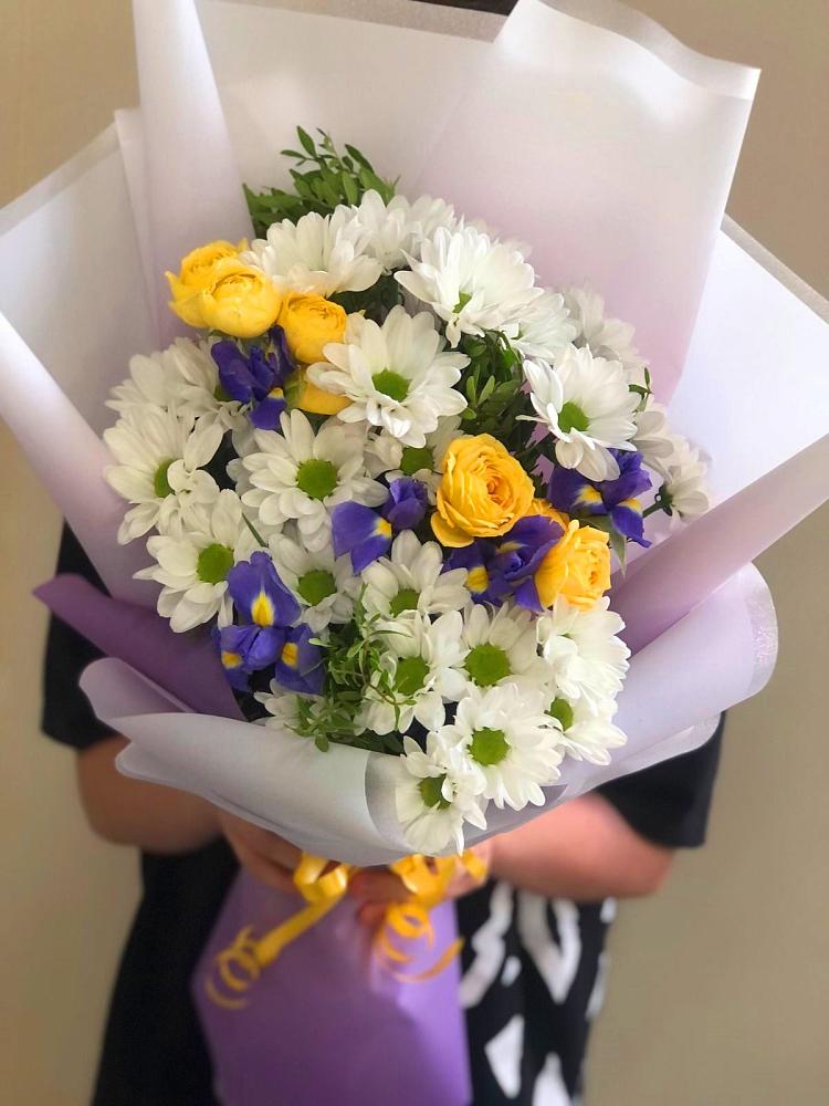 Букет цветов из: Ирисы, Хризантемы и Розы в Черском