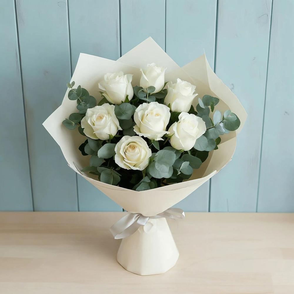 Букет Белые розы в Эвкалипте в Черском