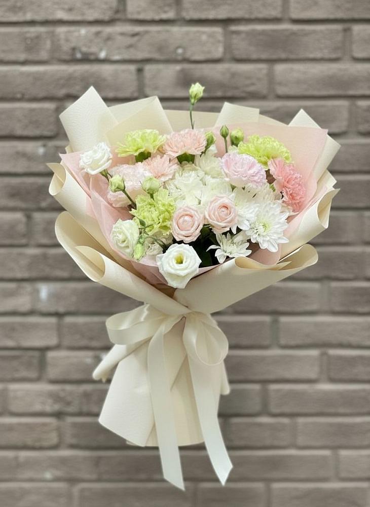 Букет цветов из: Гвоздики, Розы, Лизиантусы и Хризантемы в Черском