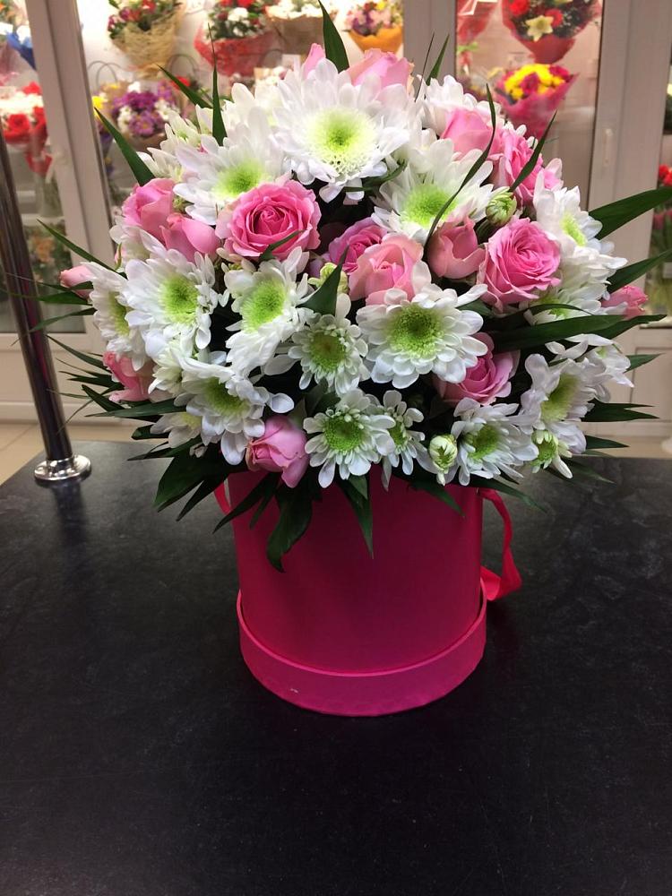 Цветочная композиция из Розы и Хризантемы в шляпной коробке в Черском