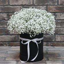 Цветочная композиция из Гипсофила в шляпной коробке в Черском