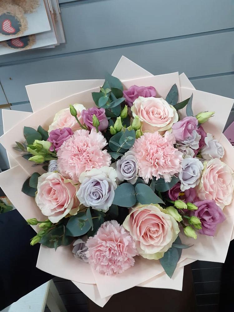 Букет цветов из: Розы, Гвоздики и Лизиантусы в Черском