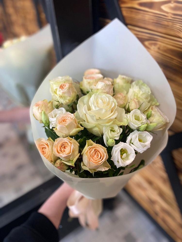 Букет цветов из: Розы и Лизиантусы в Черском